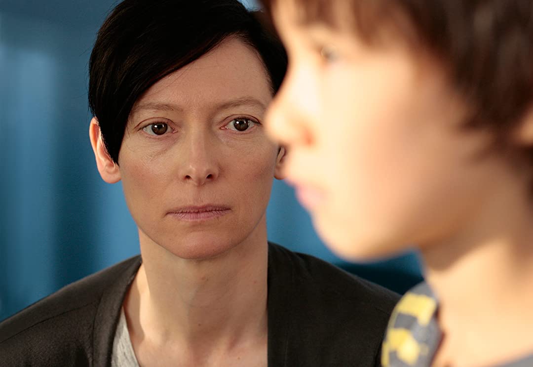 B0083GQKQG_WeNeedToTalkAboutKevin_UXOS1._V86ab9598743e62cedc59ded453710266_SX1080_